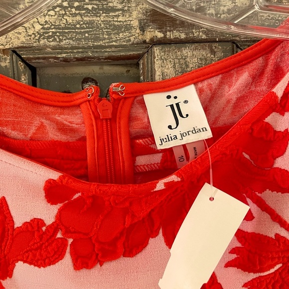 Floral Stunner - Picture 3 of 4